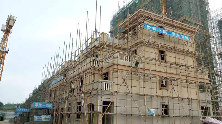 廣西綠桂涂料廠工人正在欽州恒匯華園小區進行外墻真石漆施工